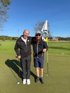 Klubbens ordförande Conny Ringblom och Mathias Eriksson slog invigningsslagen på korthålsbanan.
