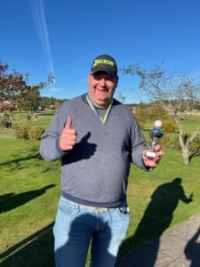 Tummen upp för Johan Franzén, Sotenäs GK, vinnare röd grupp i Order of Merit (fyra sammanlagda tävlingar)
